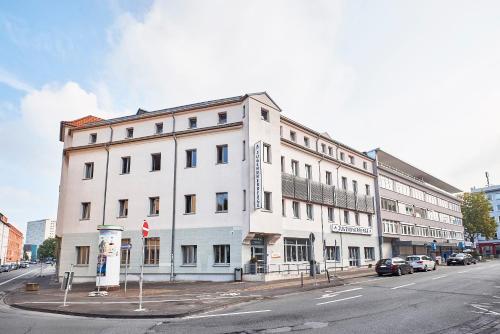 a large white building on the corner of a street at DJH-Gästehaus Bermuda3Eck in Bochum