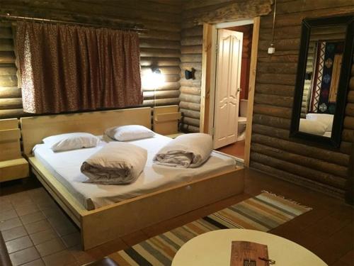 Un dormitorio con una cama con almohadas. en Park Hotel Lesnye Dali, en Barnaul