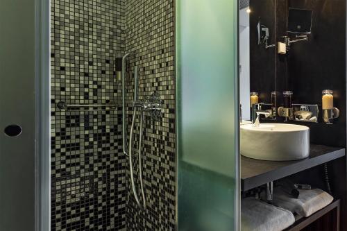 La salle de bains est pourvue d'une douche, d'un lavabo et d'un miroir. dans l'établissement HF Fenix Music, à Lisbonne