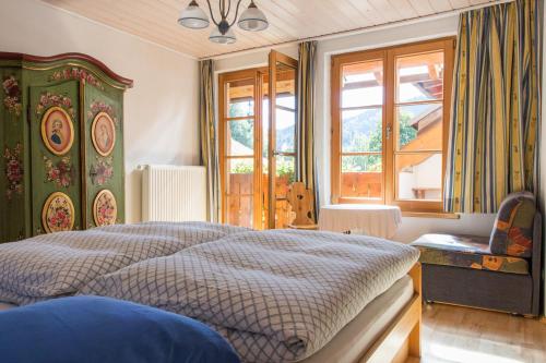 Schlafzimmer mit einem Bett und einem Fenster in der Unterkunft Suzanne's B&B & Gardens in Füssen
