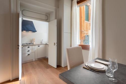 jadalnia ze stołem i kuchnią w obiekcie Bridge of Sighs Luxurious Apartment w Wenecji