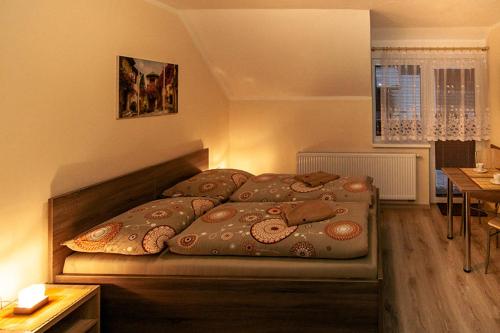 Łóżko lub łóżka w pokoju w obiekcie Apartmány Ďurik