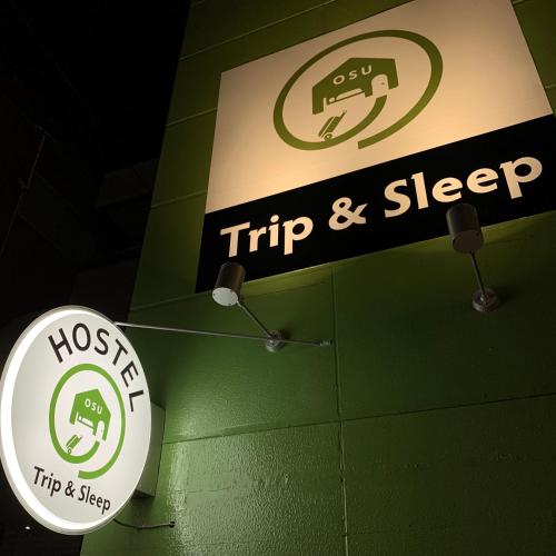 Certificado, premio, señal o documento que está expuesto en Trip & Sleep Hostel