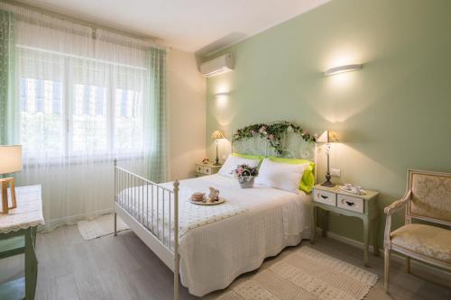 チンクアレにあるB&B Due Passi dal Mareのベッドルーム(白いベッド1台、椅子付)