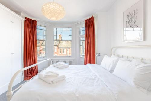 Ένα ή περισσότερα κρεβάτια σε δωμάτιο στο Gorgeous, 4 Bed Victorian house in Dollis Hill