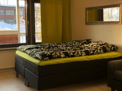 - un lit dans une chambre avec fenêtre dans l'établissement Maisa's studio Vieremä, à Vieremä