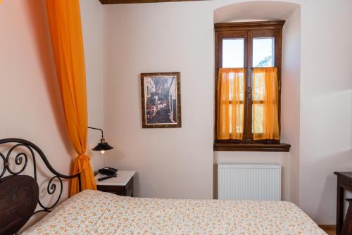 a bedroom with a bed and a window at Kaza Guesthouse in Dhimitsana