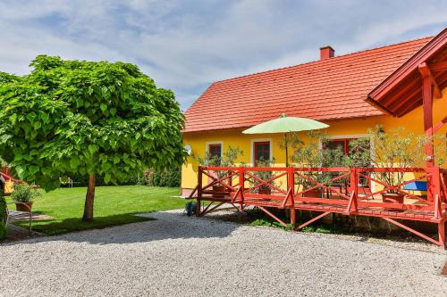 Taman di luar Sára-Lux Apartman