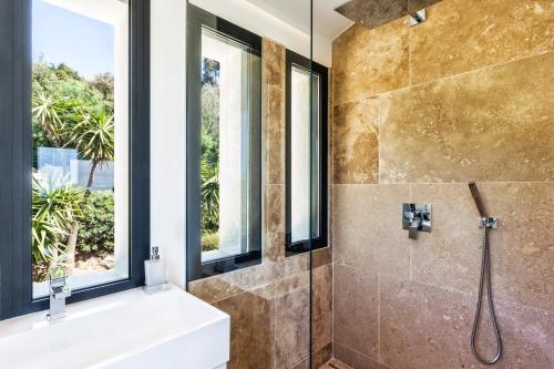 e bagno con finestra, vasca e doccia. di Villa Colibri a La Croix-Valmer