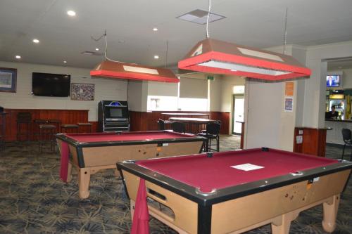 
A pool table at Shamrock Hotel Motel Balranald
