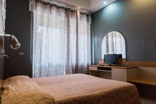 Una cama o camas en una habitación de Hotel Royal