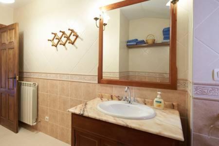 La salle de bains est pourvue d'un lavabo et d'un miroir. dans l'établissement El Diezmo, à Artajona