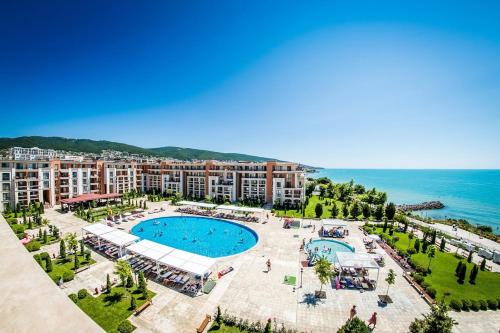 een luchtzicht op een resort met een zwembad en de oceaan bij Private Apartment 49 in Prestige Fort Beach Hotel in Sveti Vlas