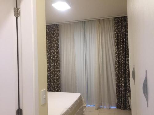 uma casa de banho com chuveiro e cortina em Beverly Hills no Porto das Dunas em Aquiraz
