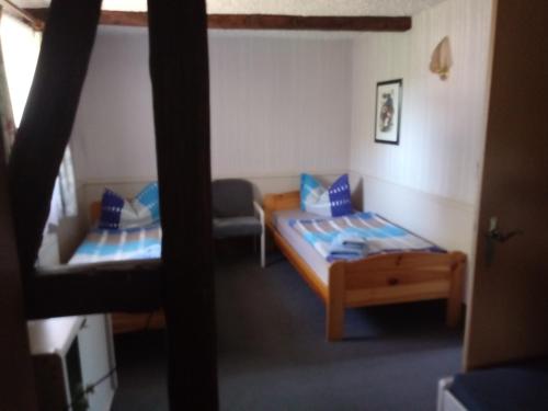 Kloster GrÃ¶ningenにあるGasthof Jacobshöheのベッド2台とソファが備わる小さな客室です。