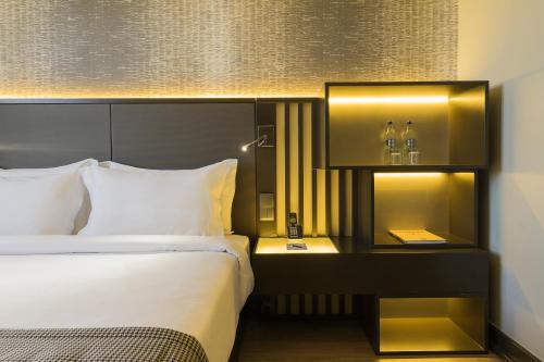 Una cama o camas en una habitación de HF Fenix Lisboa