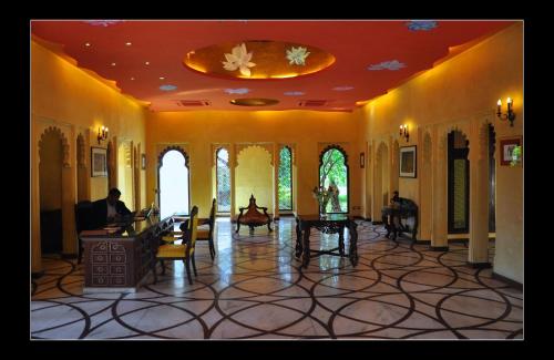 Posezení v ubytování jüSTa Rajputana Resort & Convention Centre, Udaipur