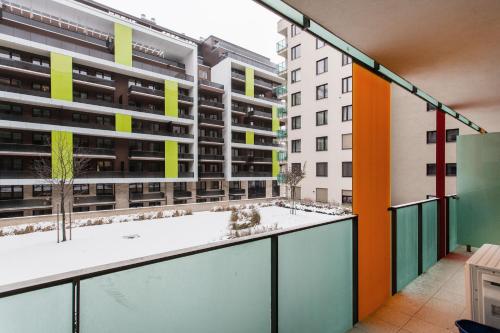 uma vista a partir da varanda de um edifício de apartamentos em Corvin 4 Sun Resort Apartment em Budapeste
