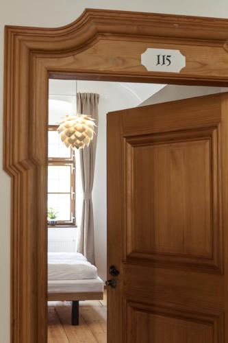 a room with a door with a chandelier at das asam in Aldersbach