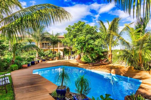 Rusty Pelican - "Goofy Gecko" Container Apt.