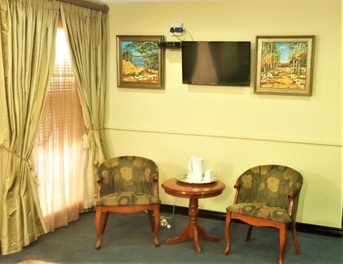 Televisyen dan/atau pusat hiburan di Constantia Manor Guest House