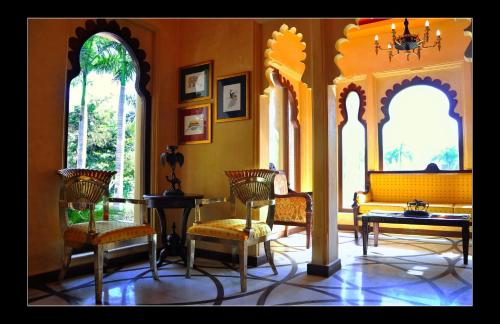 Posezení v ubytování jüSTa Rajputana Resort & Convention Centre, Udaipur