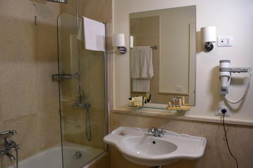 Koupelna v ubytování Torrione Hotel