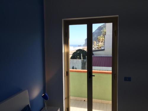 Una puerta a una habitación con vistas al océano en Apartment Xenia, en Mongiove