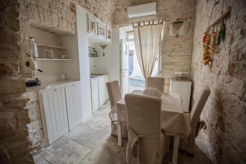 Cucina o angolo cottura di Widespread Trulli in the historic center - Trulli Antichi Mestieri