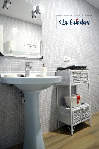 a bathroom with a sink and a toilet at Apartamento La Guinda in Consuegra