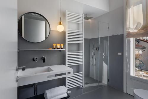 bagno con lavandino e specchio di Velvet Grey Boutique Hotel a Milano