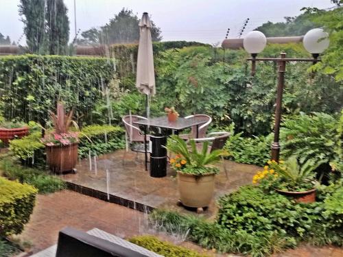 Taman di luar Constantia Manor Guest House
