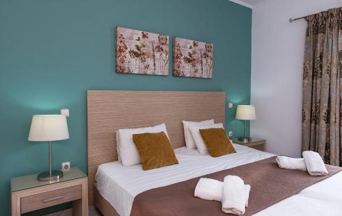sypialnia z dużym łóżkiem z 2 poduszkami w obiekcie Sunrise Beachfront Apartment w mieście Sitia