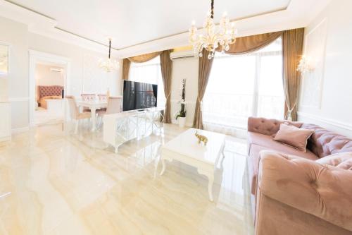 Телевизор и/или развлекательный центр в Harmony Suites - Monte Carlo