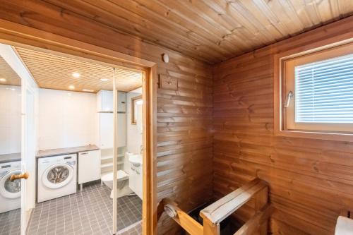 Ванна кімната в Holiday Club Kuusamon Tropiikki