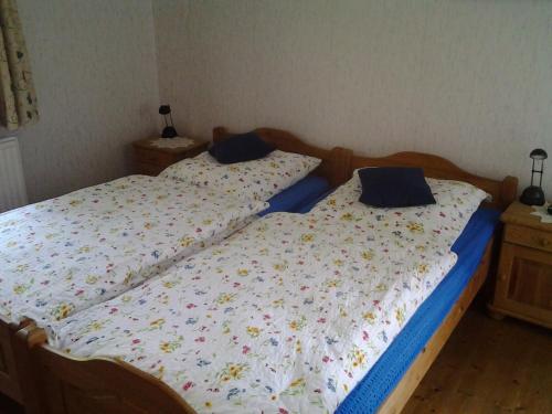two twin beds in a small room with at Ferienwohnung am Sandwater in Ihlow