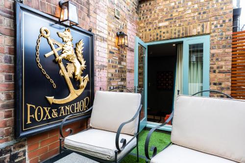 Fox and Anchorにあるシーティングエリア