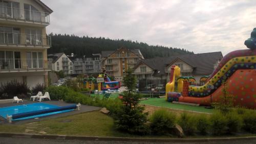 シェンナにあるApartament pod Czarną Górąの遊び場(スライダー、ウォーターパーク付)