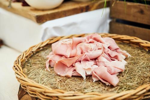 ホテルの敷地内または近くでの食事または食べ物