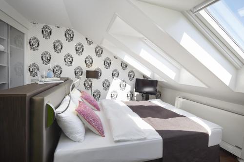 Una cama o camas en una habitación de Sorell Hotel Rütli