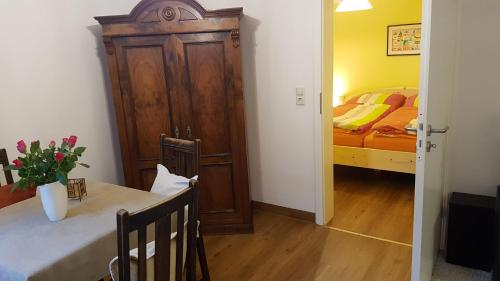 Pokój ze stołem i sypialnią z łóżkiem w obiekcie Ferienwohnung "Waldeck" Nahe Messe und Bodensee w mieście Friedrichshafen