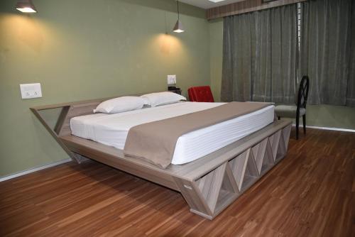 Tempat tidur dalam kamar di Hotel Bhimas Paradise