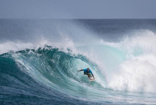 a man riding a wave on a surfboard in the ocean at La Due Thulusdhoo in Thulusdhoo