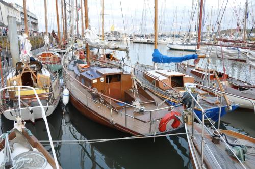 un grupo de barcos atracados en un puerto en Maison de charme, en Binic