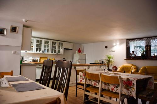 cocina y comedor con mesa y sillas en Apartamenty Argo, en Cracovia
