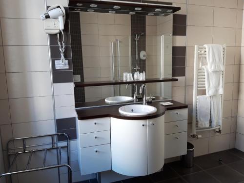 Koupelna v ubytování Hôtel la Guimbarde