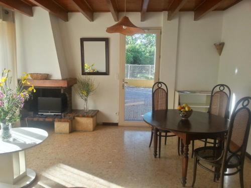 un salon avec une table et une télévision dans l'établissement Gîte du Mas Arnaud, à Thuir