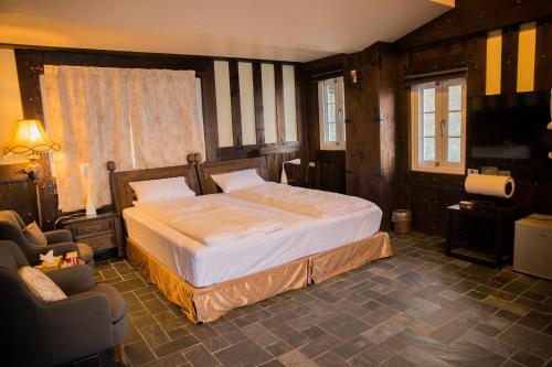 Ένα ή περισσότερα κρεβάτια σε δωμάτιο στο Black Forest Manor