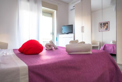 シラクーサにあるCasa Gentileのベッドルーム(紫色のベッド、動物のぬいぐるみ付)