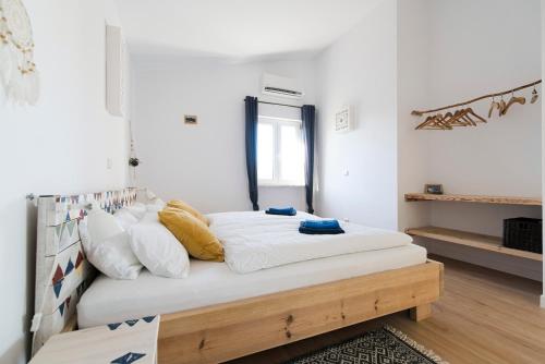アルジェズールにあるMarécasaのベッド(白いシーツ、枕付)